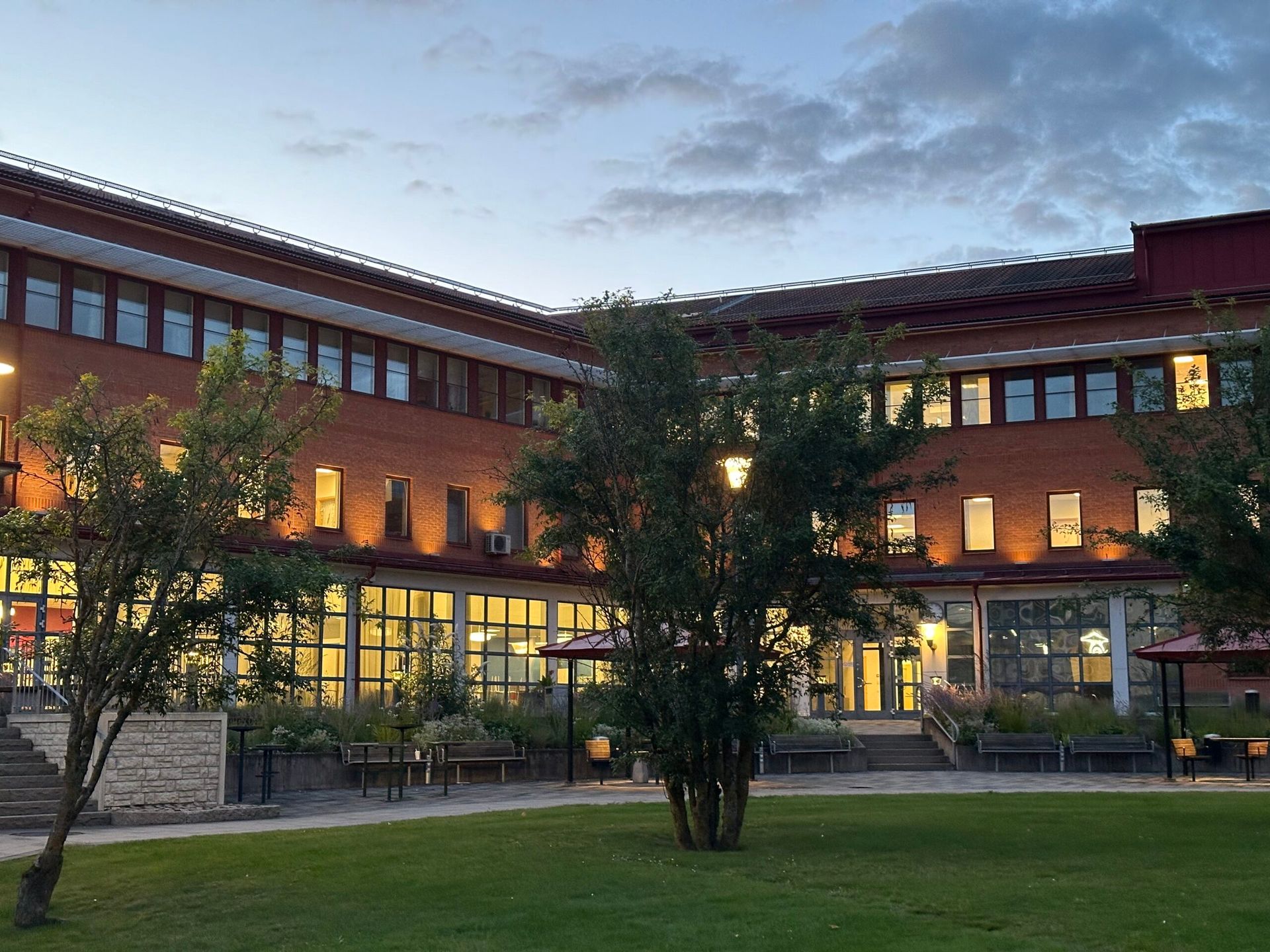 An outdoor image of university buildings in Skövde