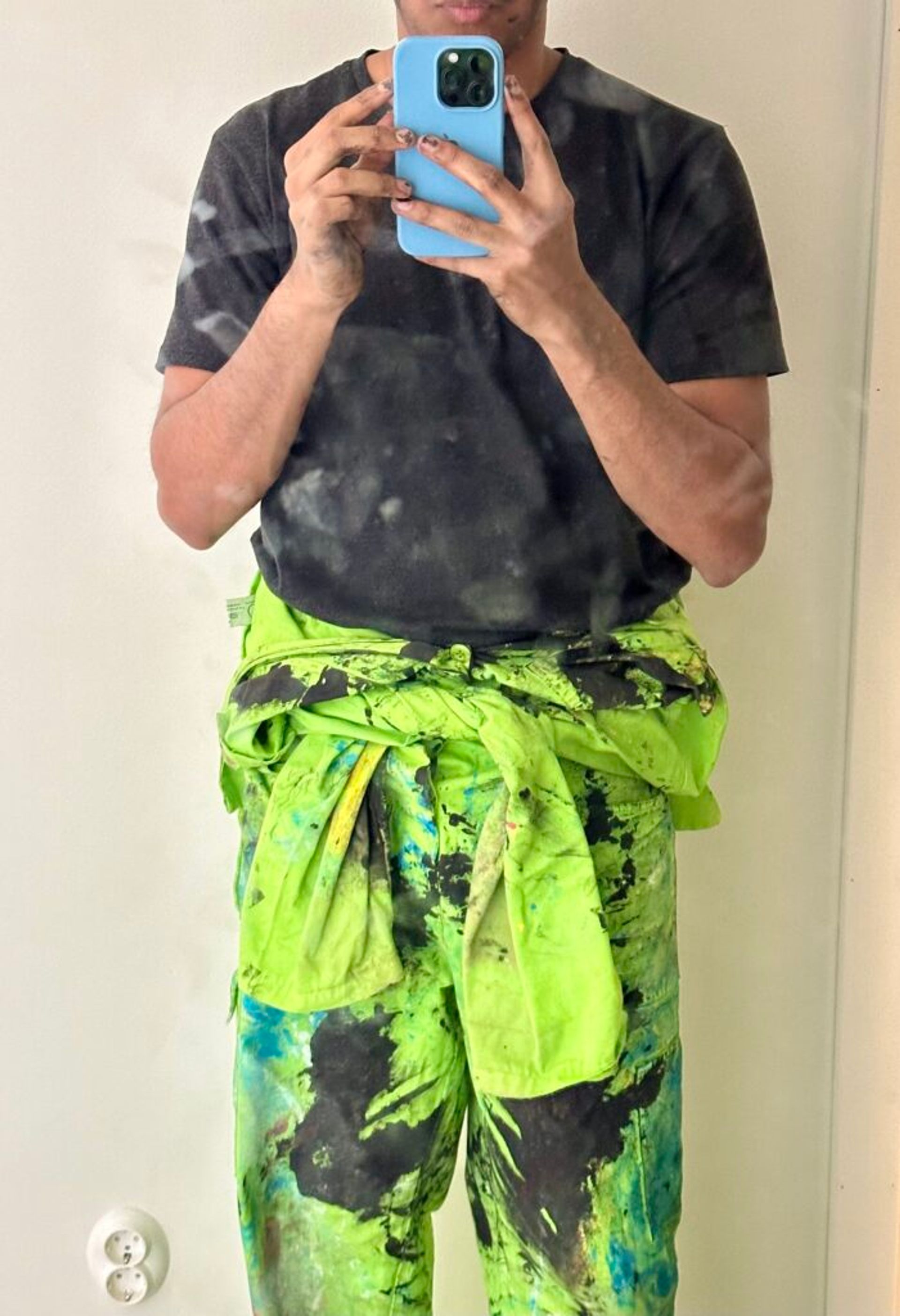 A colourful mirror selfie of a lime ovve