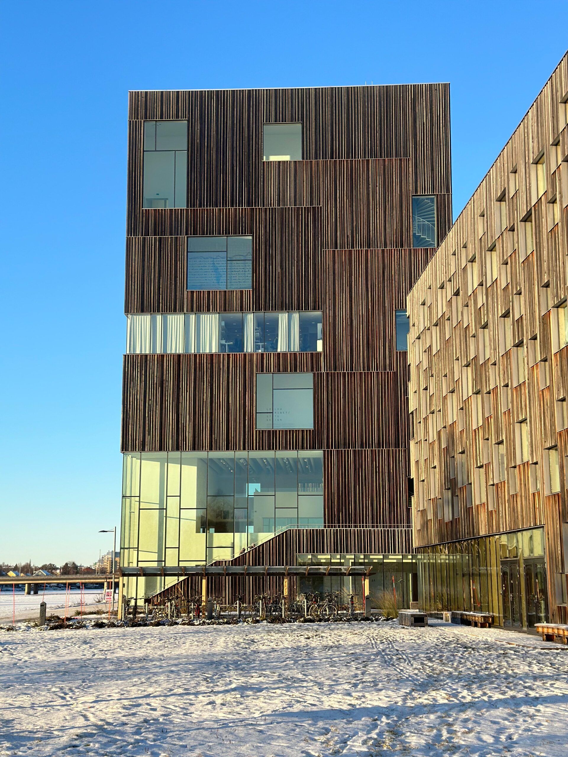 an outdoor image of an Umeå University building