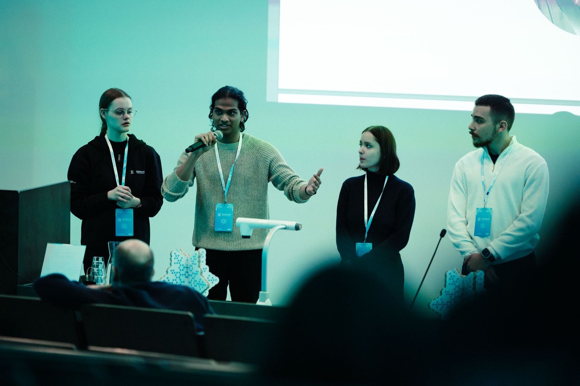 4 students presenting a presentation