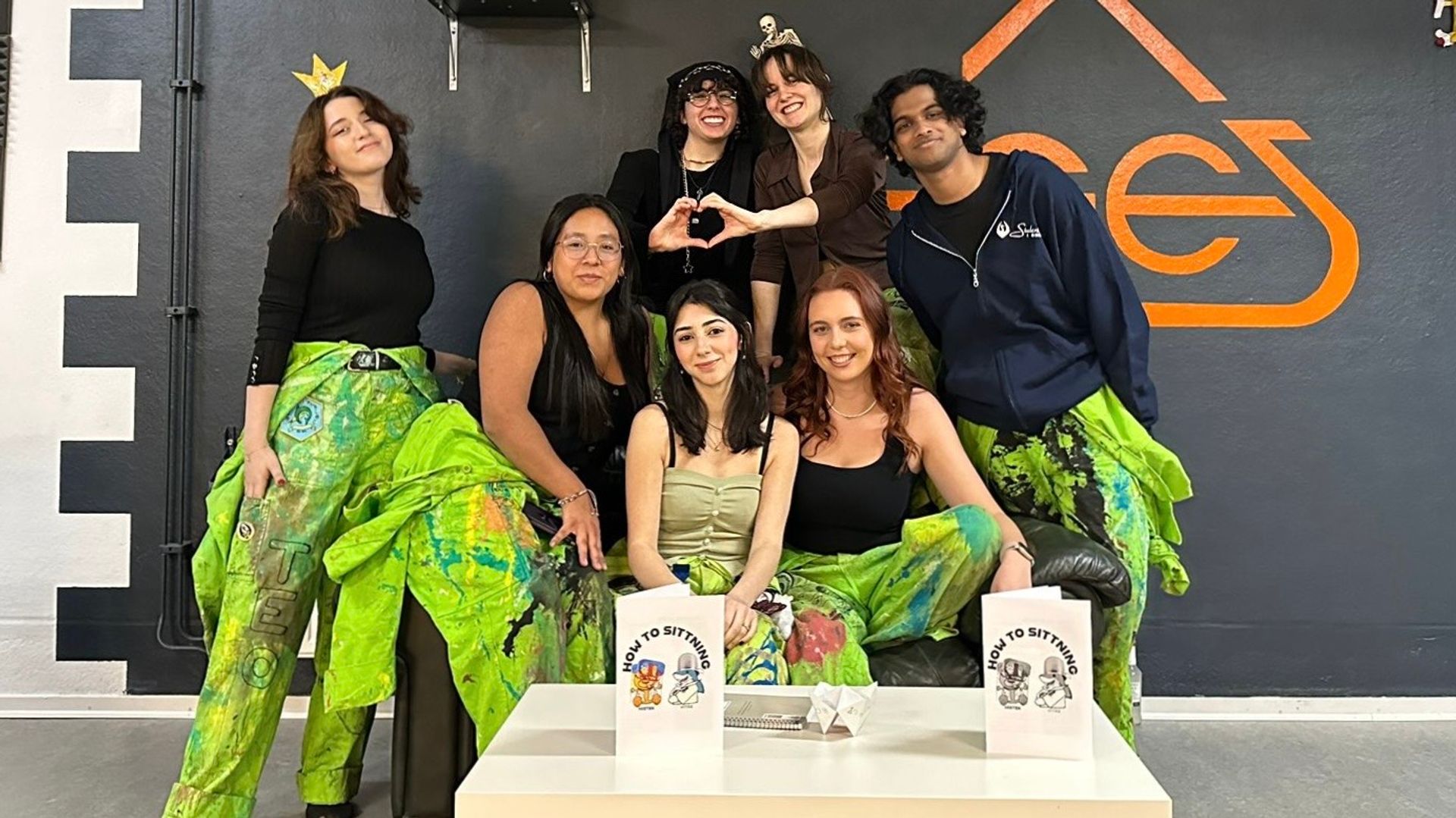 A group of students with overalls at a how-to sittning