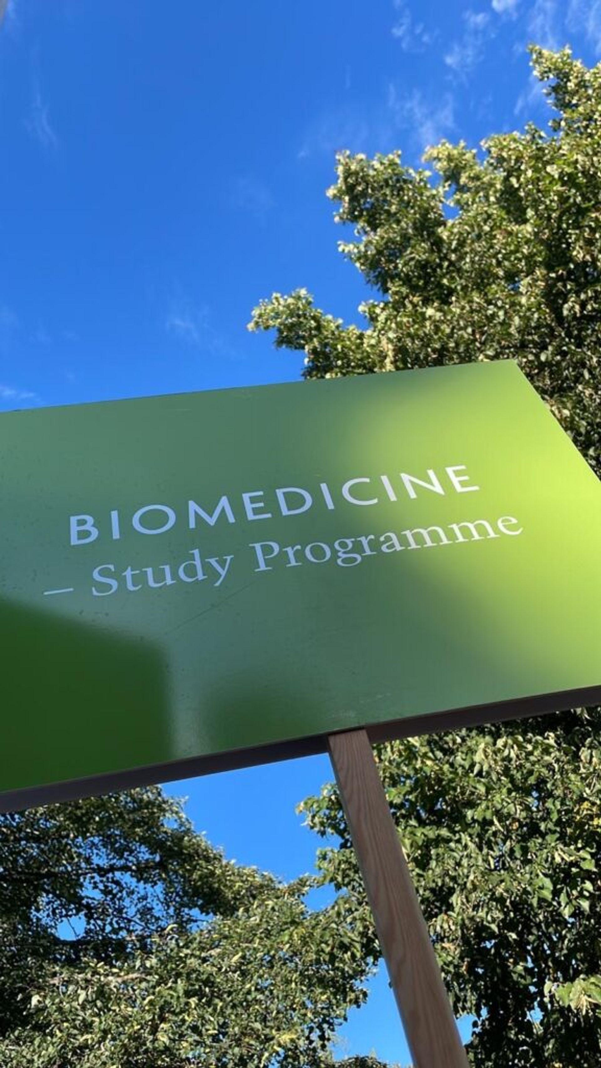 A sign with "biomedicine"