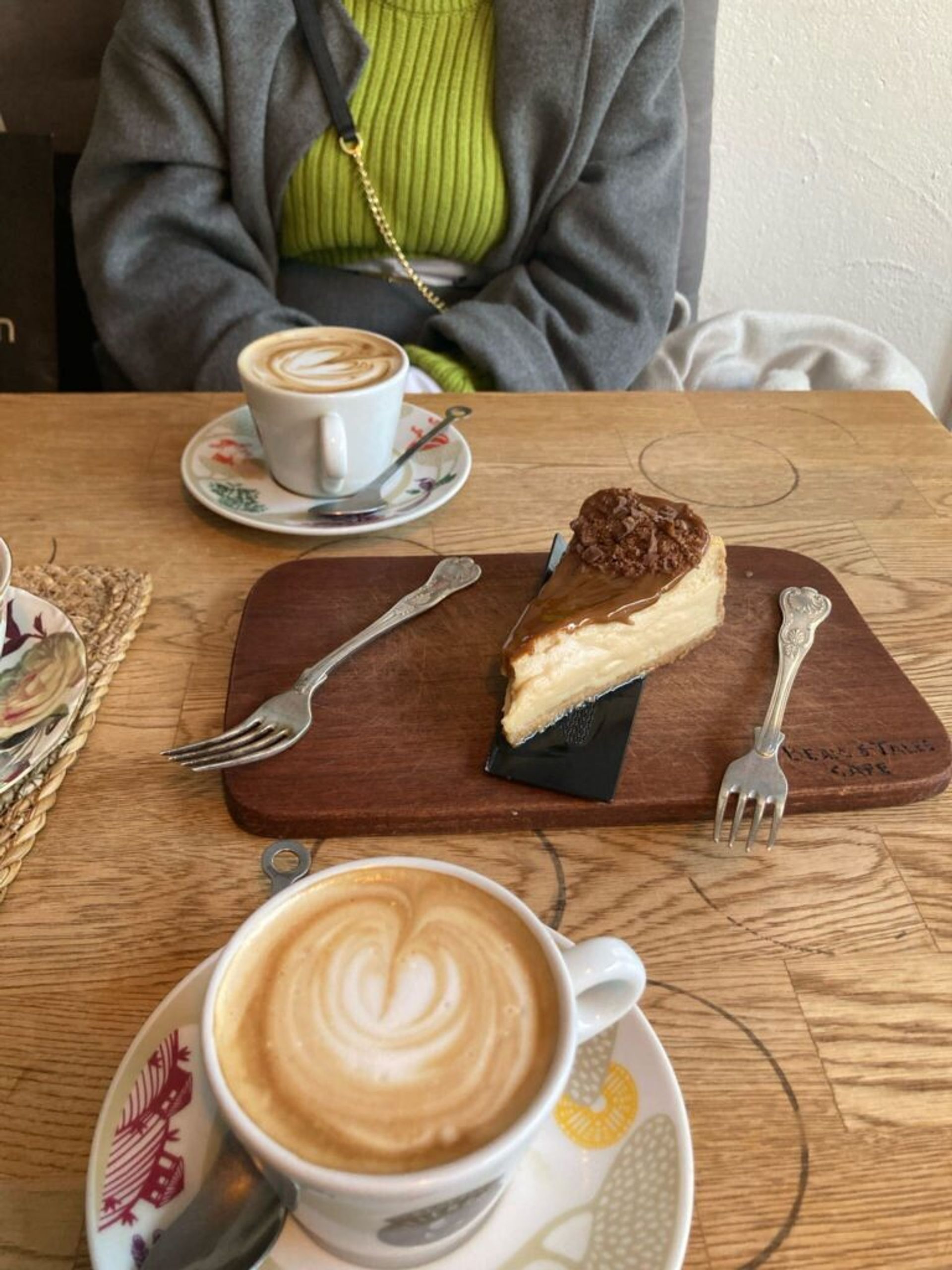 Two coffees and cake