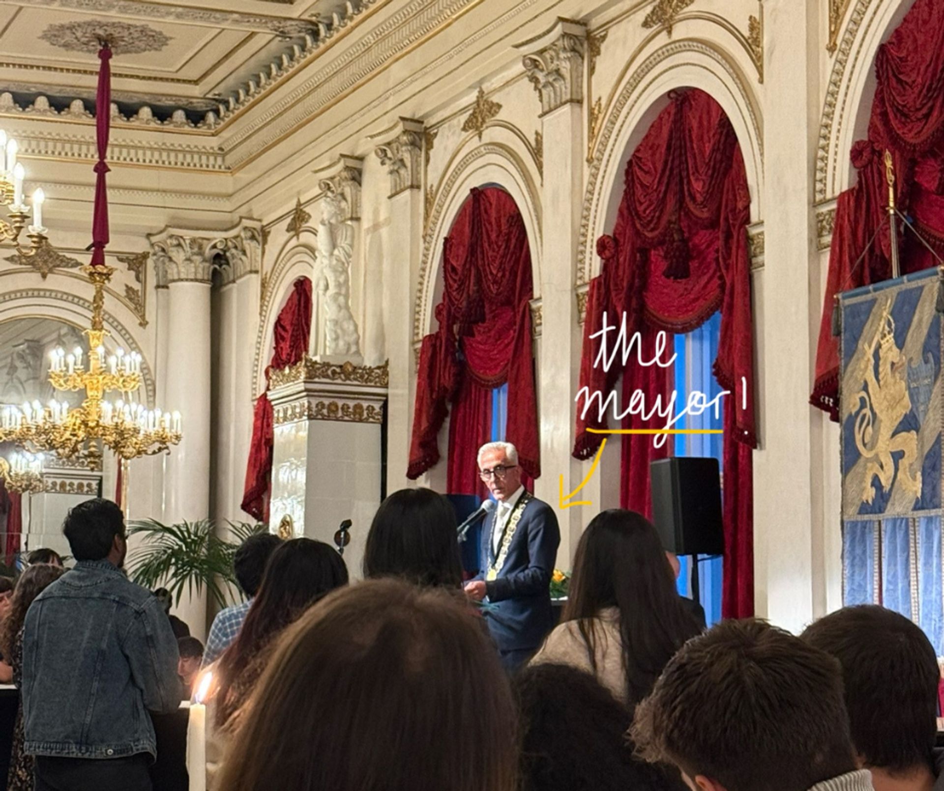 A photo of the Lord Mayor of Gothenburg, Aslan Akbas, at Gothenburg City Hall. Handwritten text that reads "the mayor!"