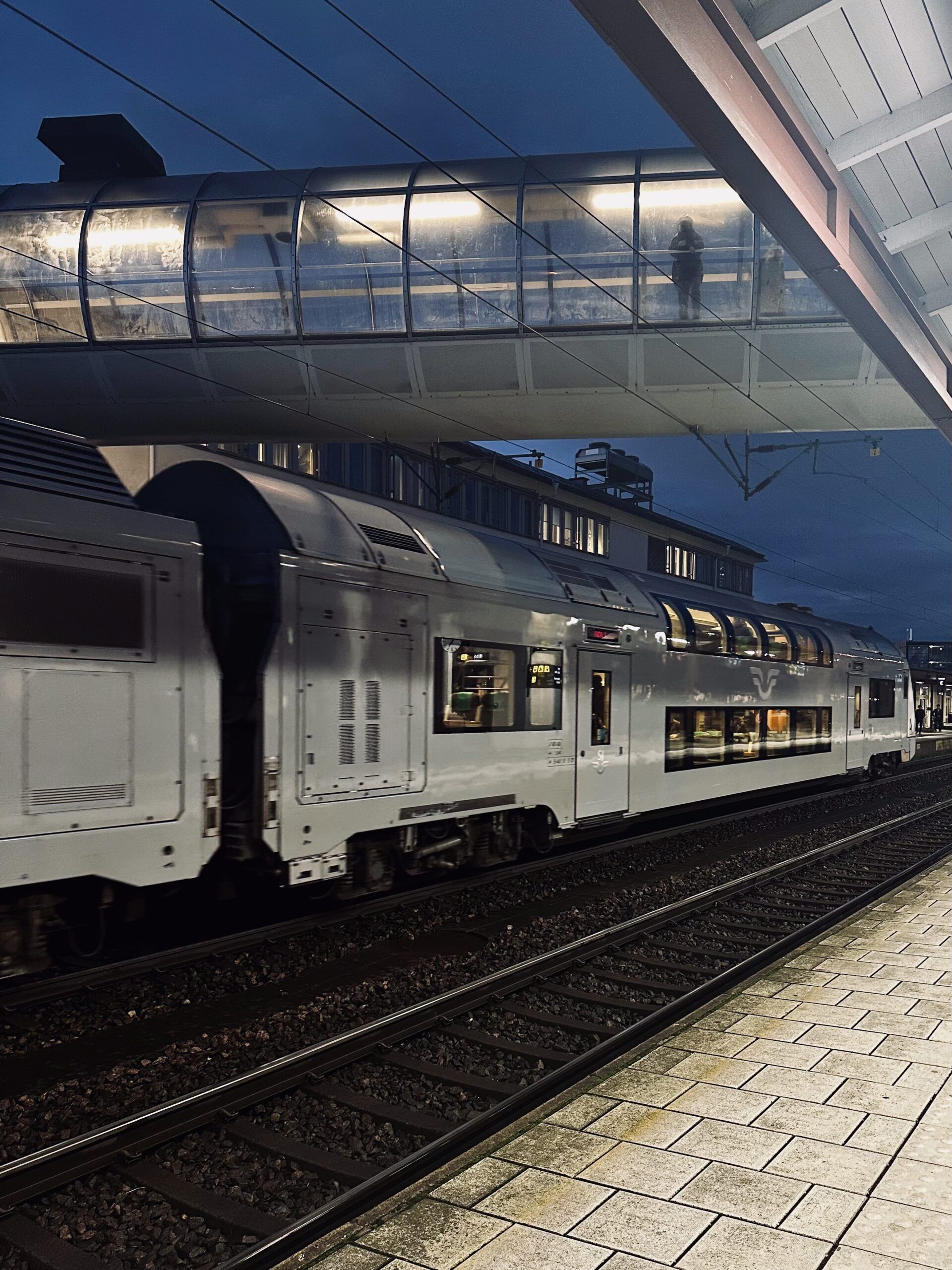 A train pulling up to a station during night