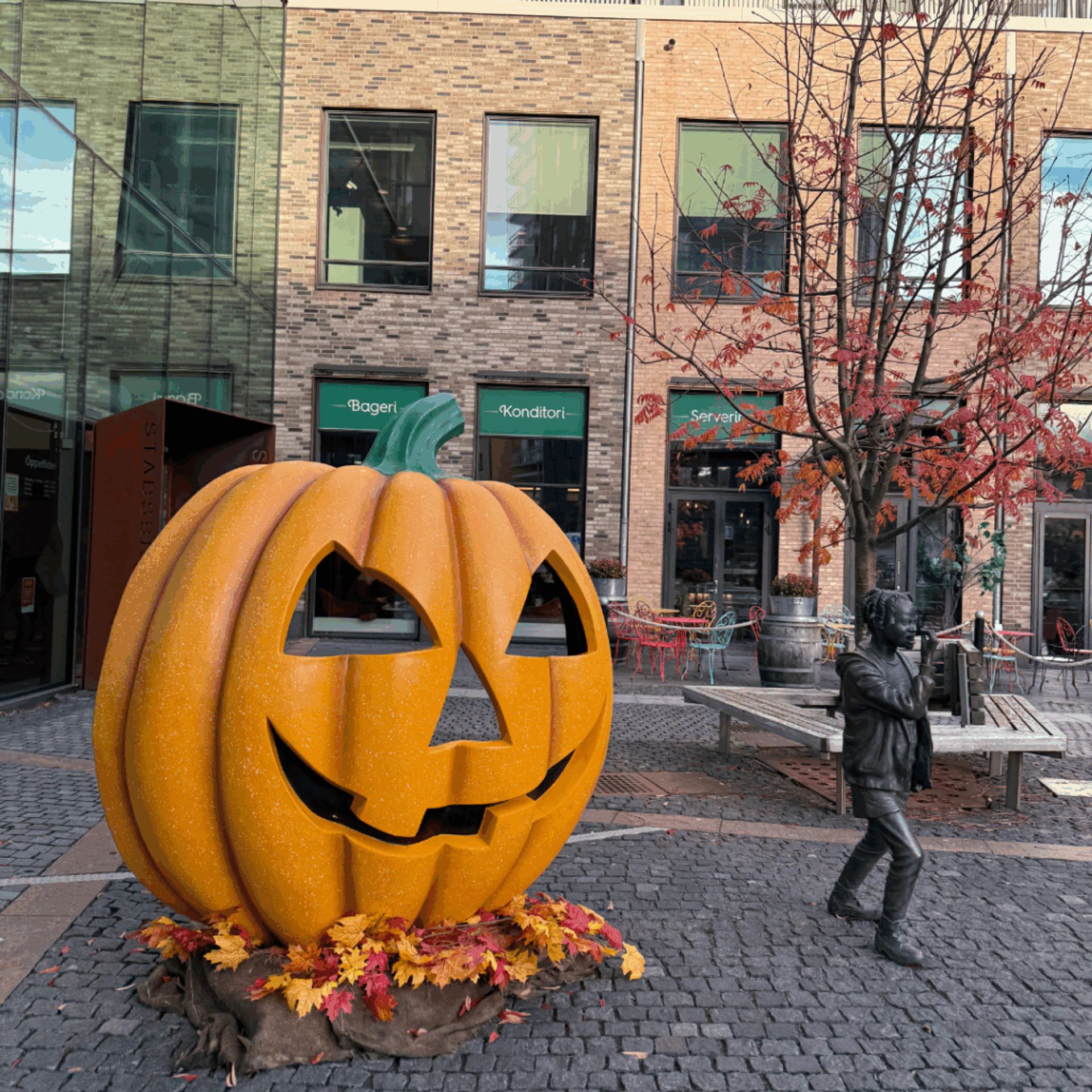 A big orange jack-o-lantern in front of Mölndal public library. 